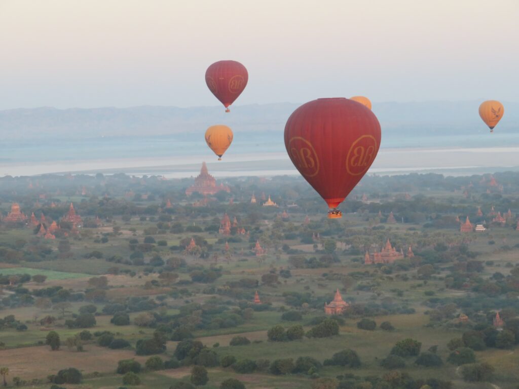 hot air balloons floating over ancient monumentser 